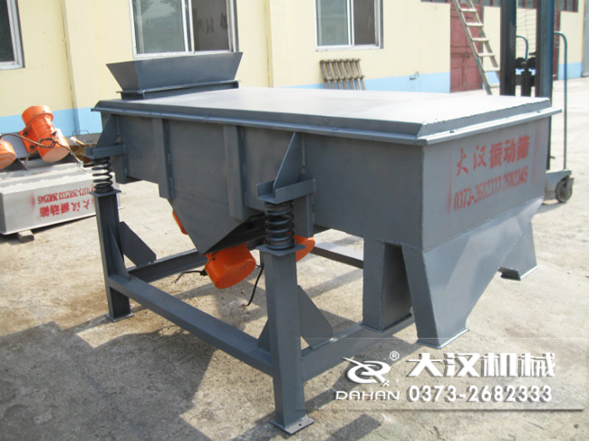 1016型直線振動(dòng)篩的材質(zhì)分為：不銹鋼，碳鋼兩種可以選擇。