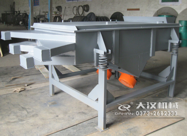  525型直線振動篩采用碳鋼材質(zhì)，有四個出料口可同時篩出5種不同的物料等級。