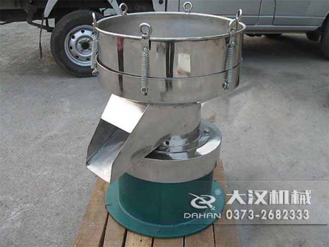 涂料振動篩由：框體，振動斗，出料口，振動電機底座等部件組成