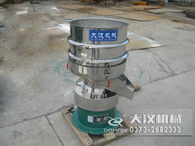 涂料過濾振動篩：利用振動電機的振動力帶動物料在篩網(wǎng)上進行篩分，從而利用篩網(wǎng)孔徑的大小不同，完成涂料的分級，除雜等篩分目的。