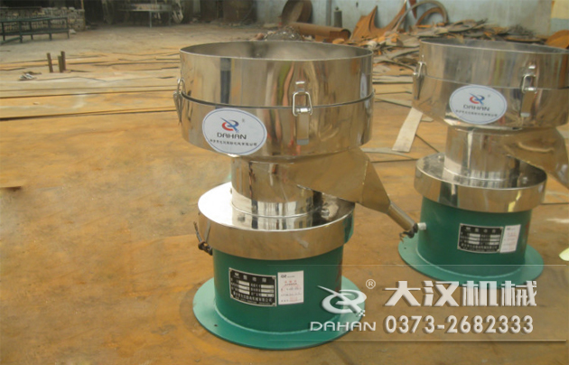 涂料振動篩底部為碳鋼材質(zhì)，上半部分與無聊接觸的為不銹鋼材質(zhì)，這種產(chǎn)品能夠在成本上有所節(jié)約。