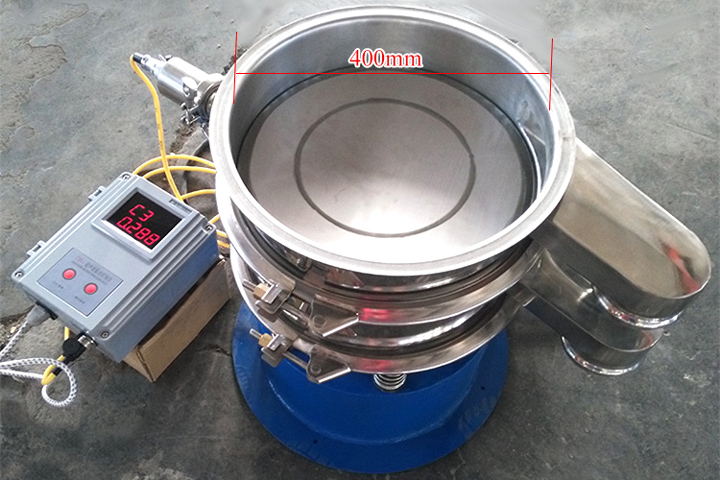 小型振動篩采用彈跳球為清網(wǎng)裝置，清網(wǎng)效果好。