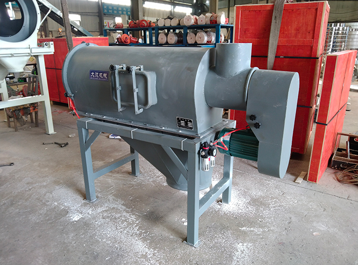 氣流篩采用碳鋼材質(zhì)的外殼，臥式的篩網(wǎng)利用風(fēng)力與物料的離心力對物料進(jìn)行篩分。產(chǎn)量高，效果好。