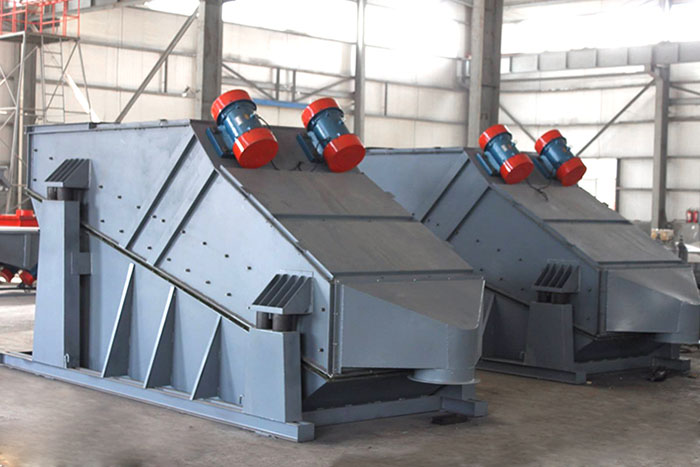 ZSG礦用振動(dòng)篩采用雙電機(jī)振動(dòng)，電機(jī)位置安裝在頂部，便于更好的傳遞振動(dòng)力。