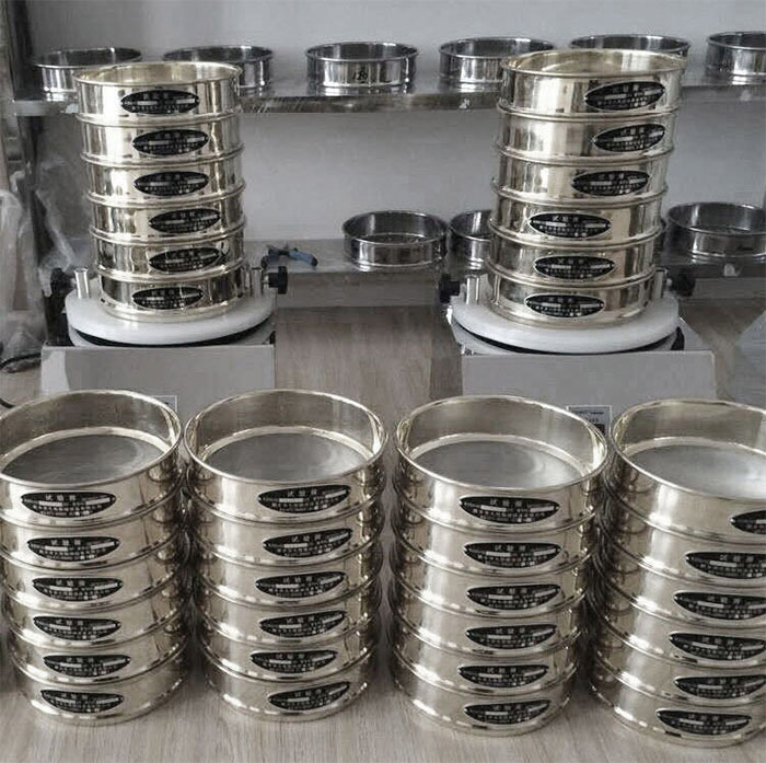 試驗篩采用SUS403不生銹材質(zhì)，篩框壁厚0.6mm經(jīng)久耐用不變形，可耐400°高溫，可用于無機，有機溶液。